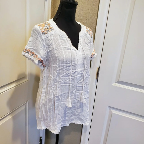NEW Live and Let Live Embroidered Floral Lace Boho Tassle Blouse Size Small - Picture 3 of 15